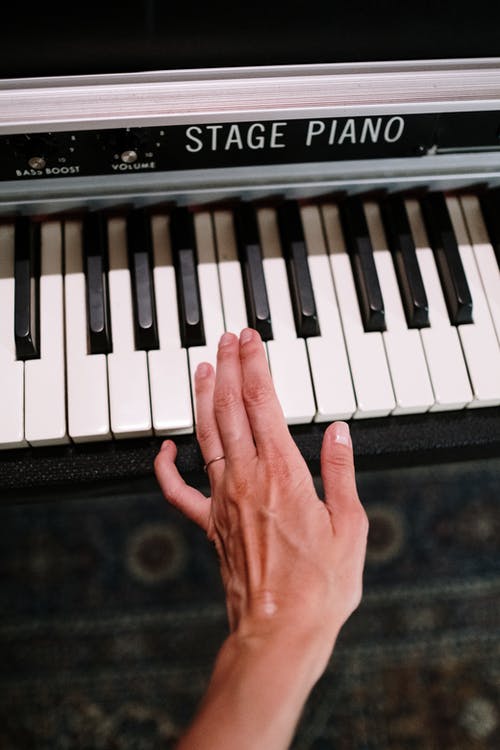 Vous exercer avec les bonnes partitions pour apprendre le piano plus rapidement